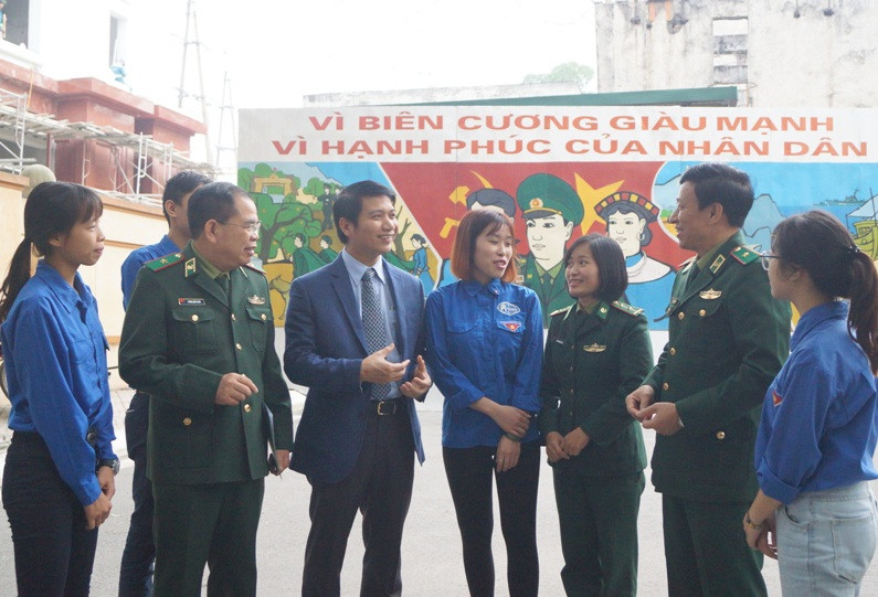 Lãnh đạo T.Ư Đoàn, Bộ Tư lệnh BĐBP trò chuyện với ĐVTN tại lễ phát động cuộc thi, sáng 29/11