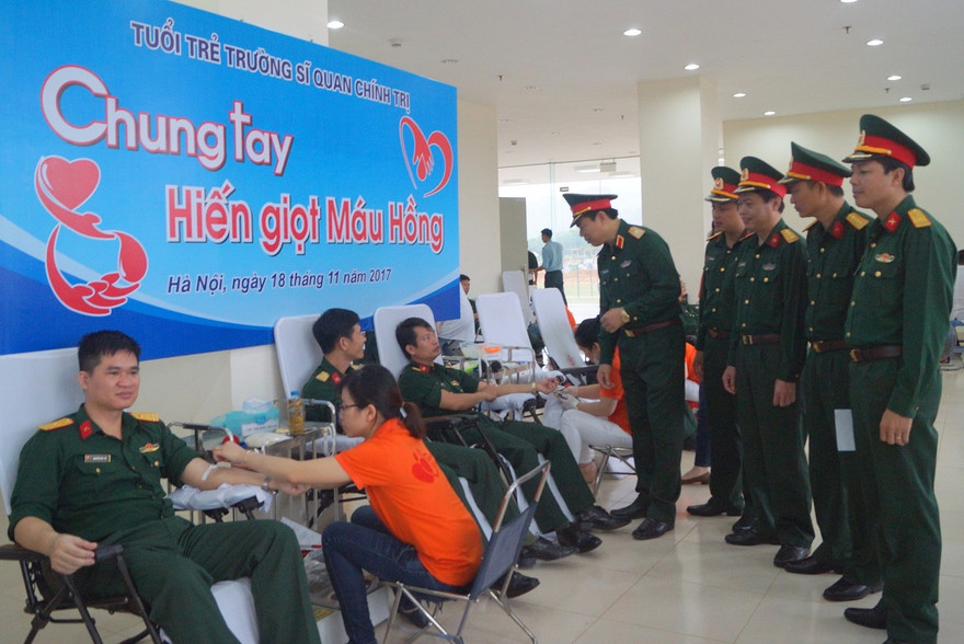 Thiếu tướng Trần Quang Trung và cán bộ nhà trường trò chuyện, động viên các học viên tham gia hiến máu, sáng 18/11 