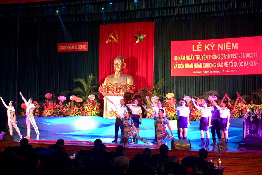 Đón nhận Huân chương Bảo vệ Tổ quốc hạng Nhì