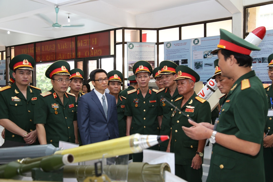 Phó thủ tướng Vũ Đức Đam cùng lãnh đạo Bộ Quốc phòng tham quan sản phẩm nghiên cứu khoa học tại Học viện Kỹ thuật Quân sự, tháng 9/2017
