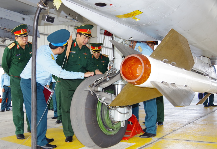 Thượng tướng Phan Văn Giang kiểm tra công tác bảo quản kỹ thuật của Trung đoàn 927, sáng 14/11