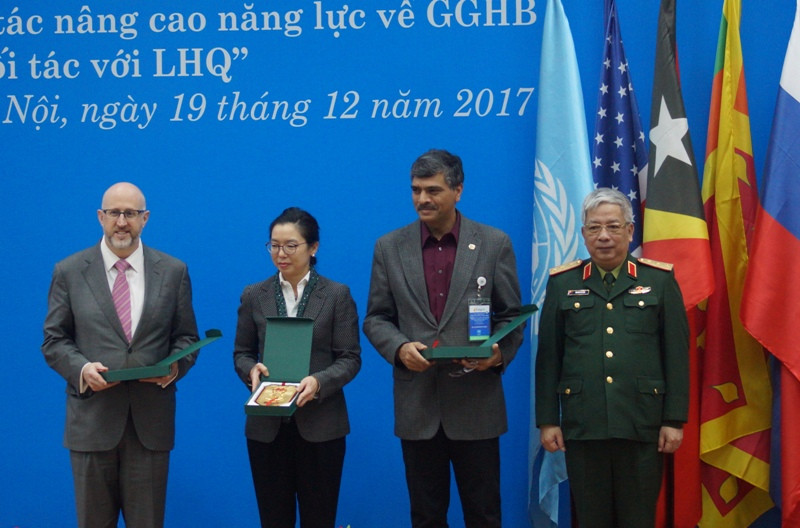 Đại diện Cục Hỗ trợ thực địa LHQ và các nước đồng chủ trì hội thảo tại lễ khai mạc, sáng 19/12