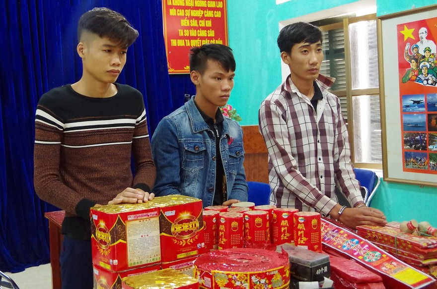 9X rủ nhau vượt biên buôn pháo nổ