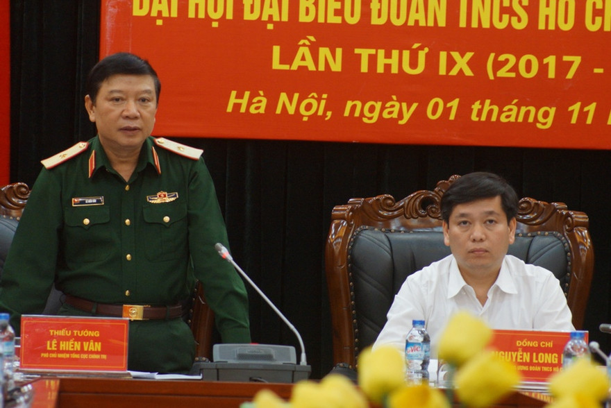 Thiếu tướng Lê Hiền Vân và anh Nguyễn Long Hải đồng chủ trì hội nghị, chiều 1/11