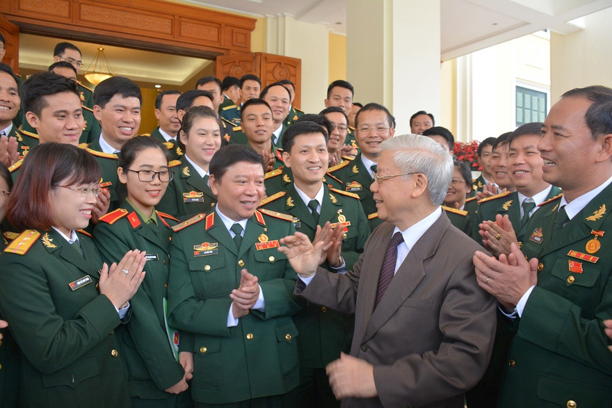 Tổng Bí thư Nguyễn Phú Trọng trò chuyện với đoàn đại biểu ưu tú về dự đại hội, tại Văn phòng T.Ư Đảng, sáng 8/11