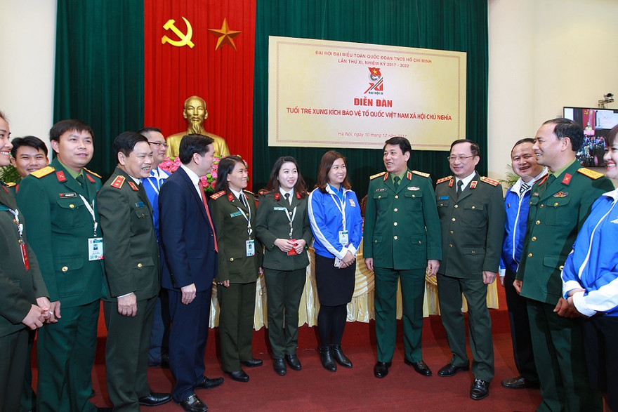 Các đồng chí chủ trì diễn đàn trò chuyện, trao đổi với các đại biểu, chiều 10/12