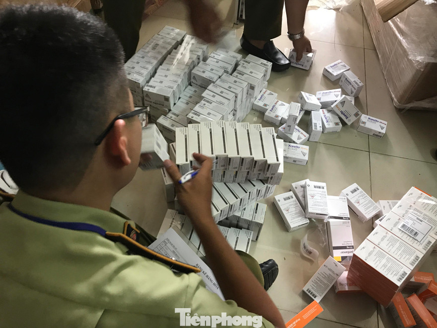 Nhiều loại thuốc ngoại nhập lậu bị phát hiện.