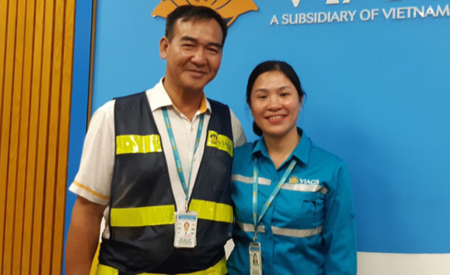 Chị Ngọc cùng đại diện hãng hàng không đã trả lại tài sản cho khách.