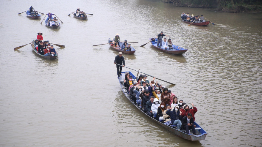 Chùa Hương đông nghịt khách, đò nườm nượp trên suối Yến