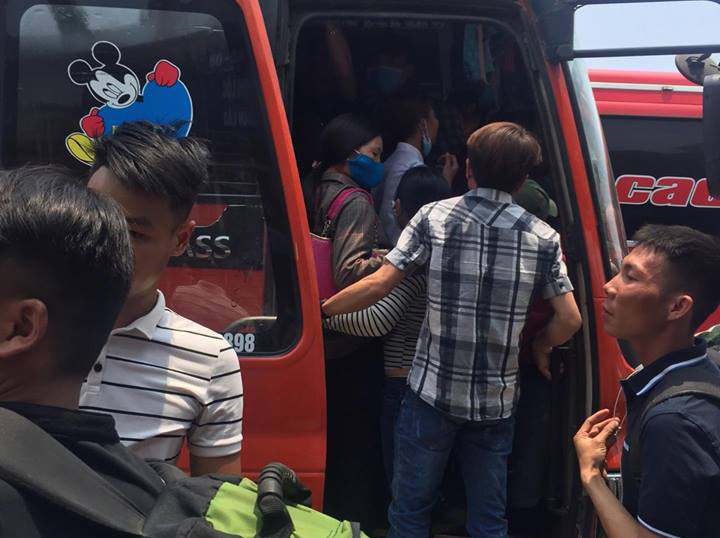 Nhồi nhét trên xe khách rời Hà Nội về quê nghỉ lễ 30/4