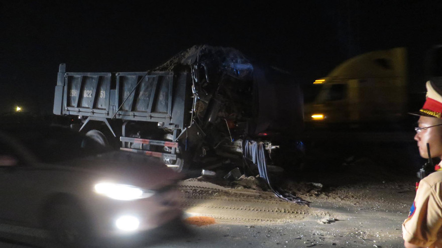 Cảnh sát bảo vệ hiện trường, phân luồng phương tiện.