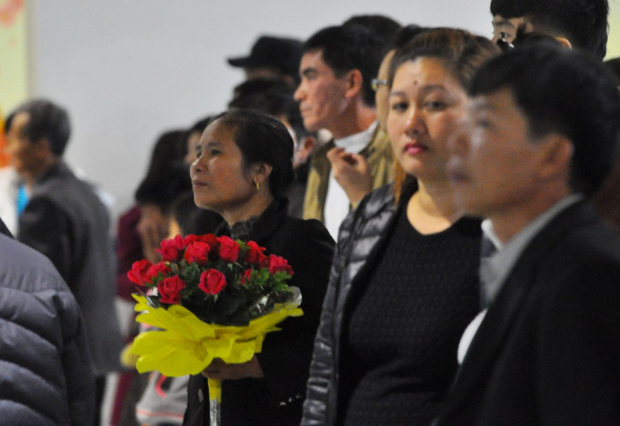 Biển người đón thân nhân ở sân bay Nội Bài ngày cận Tết