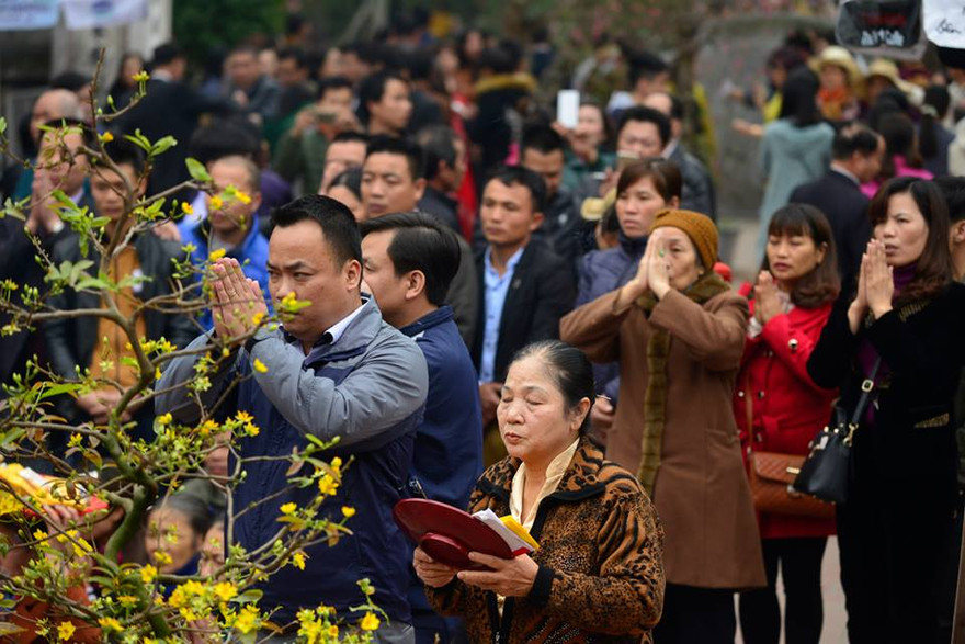 Hàng ngàn người chen chân về đền Trần trước giờ khai ấn