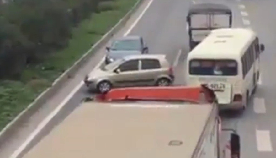 Xế hộp quay đầu, di chuyển ngược chiều trên cao tốc Hà Nội - Bắc Giang.