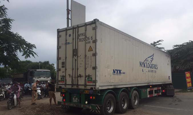 Xe tải gặp sự cố, chắn ngang quốc lộ 32.