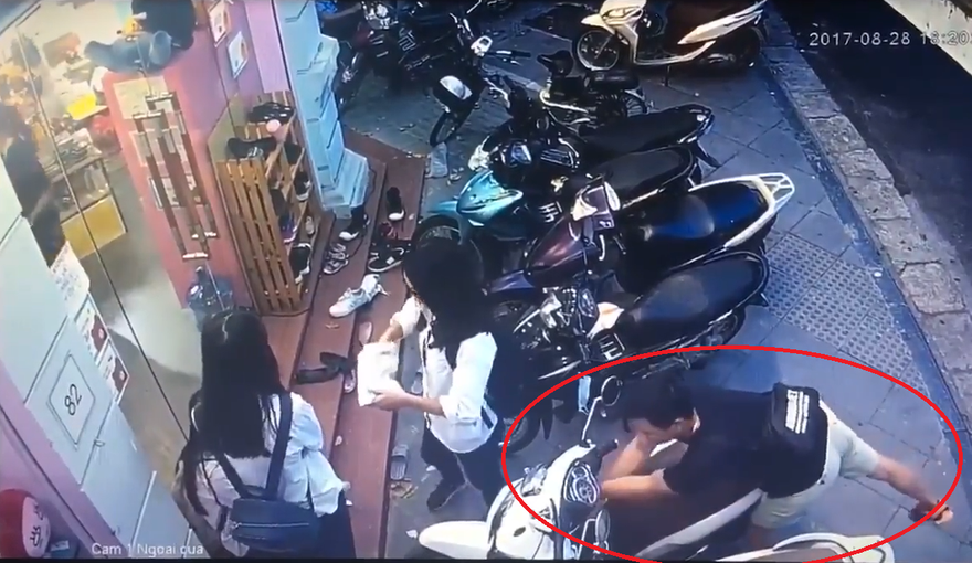 Hình ảnh nam thanh niên bẻ khóa, trộm SH.