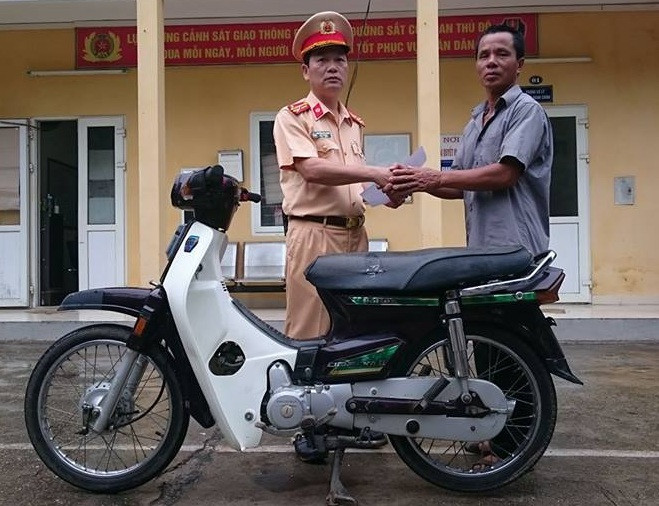 Ông Sang nhận lại xe máy sau 10 năm bị mất.