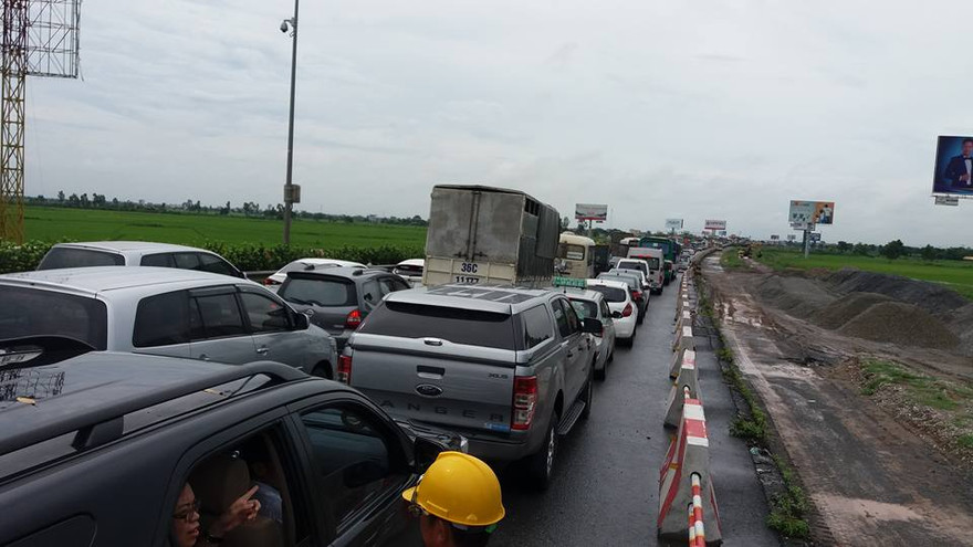 Phương tiện được hướng dẫn lưu thông qua nút giao đường tránh Đỗ Xá (Phú Xuyên, Hà Nội).