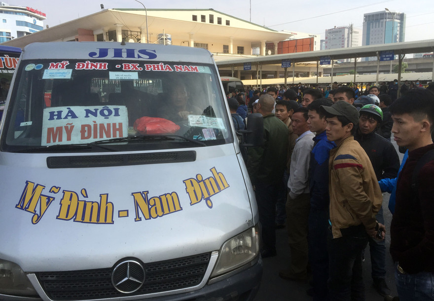 Nhà xe bù lỗ, hành khách khổ sở sau điều chuyển luồng tuyến