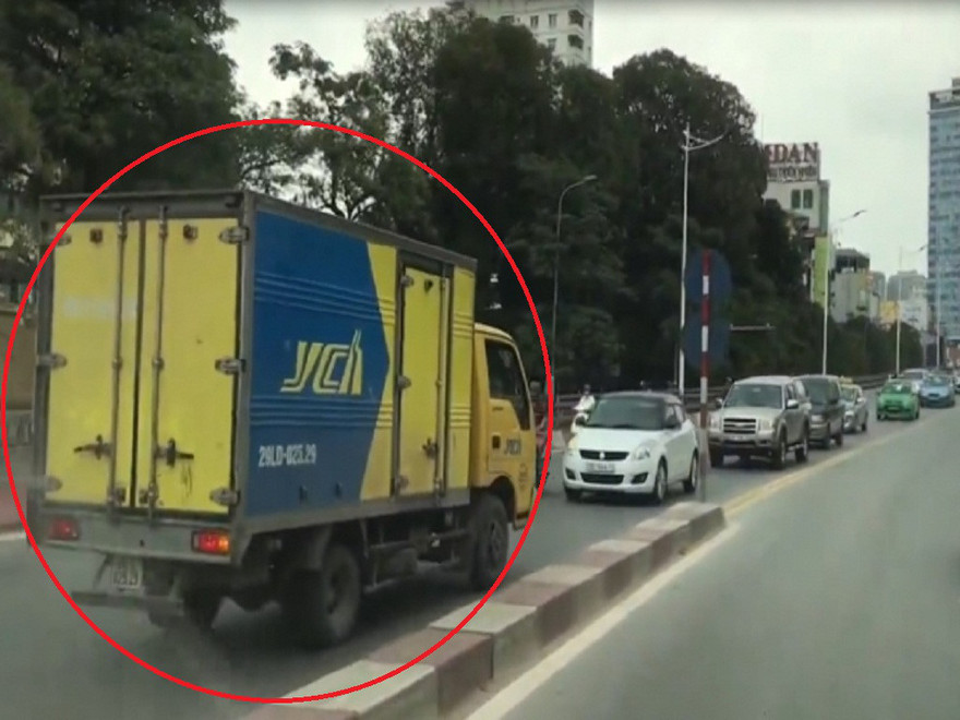 chiếc xe tải đi ngược chiều trên cầu vượt Nguyễn Chí Thanh ngày 15/4.