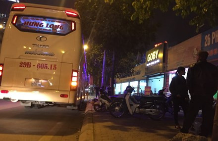 Nhà xe Hưng Long đón trả khách, xếp hàng hóa trước trụ sở văn phòng 26 Phạm Hùng.