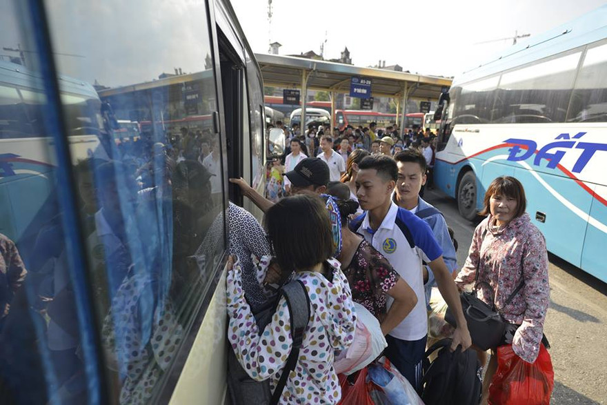 Cuối chiều, người dân vẫn ùn ùn về quê, bến xe Giáp Bát quá tải