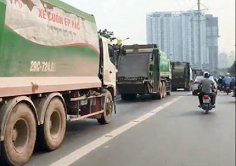 Hình ảnh xe chở rác rồng rắn cướp làn buýt nhanh BRT ngày 11/4.