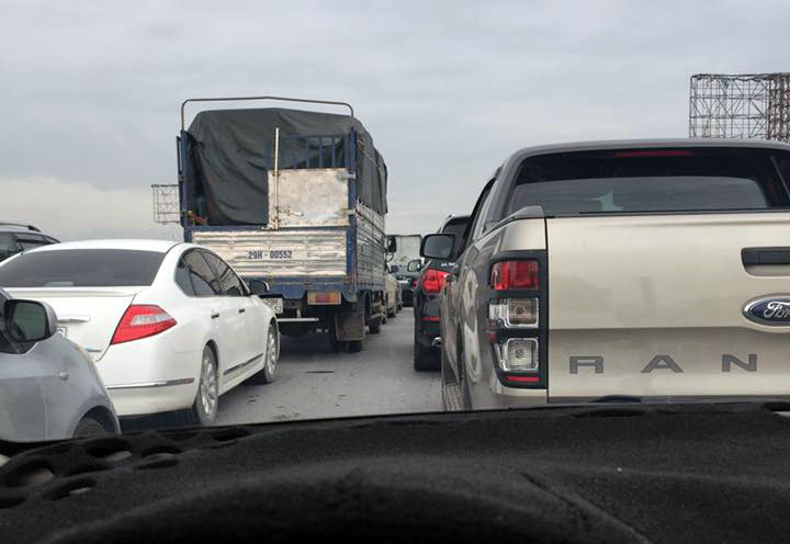 Xe đầu kéo gặp nạn, cao tốc Pháp Vân ùn tắc kinh hoàng