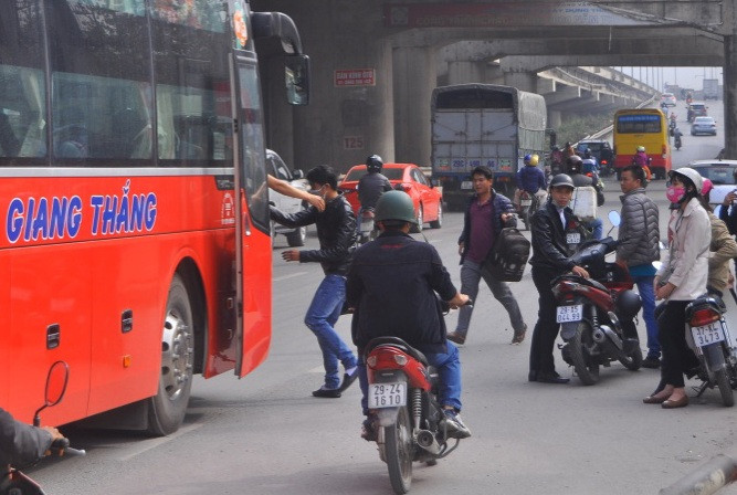 “Nhộn nhịp” cảnh dừng xe bắt khách trước bến Nước Ngầm