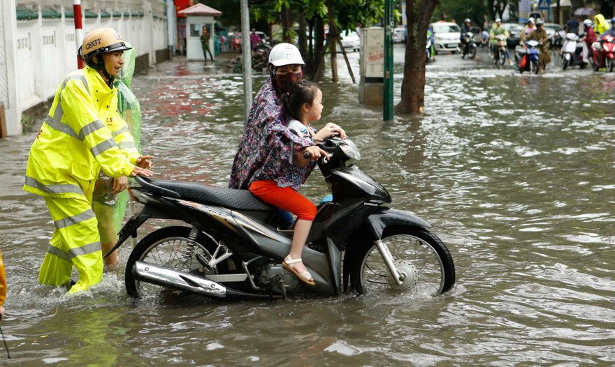 22 'điểm đen' ngập úng ở Hà Nội sau cơn mưa trút nước 