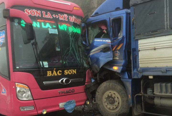 Hiện trường vụ va chạm giữa xe tải và xe khách trên quốc lộ 6.