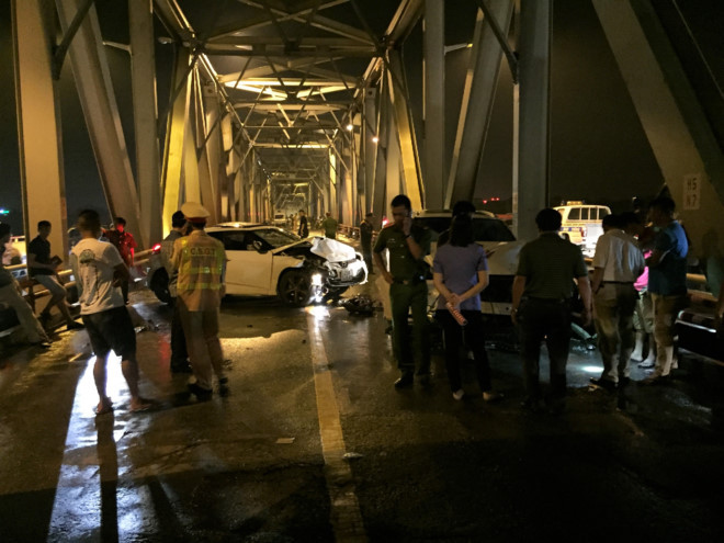 Cảnh sát phong tỏa cầu Chương Dương sau khi sự cố xảy ra.