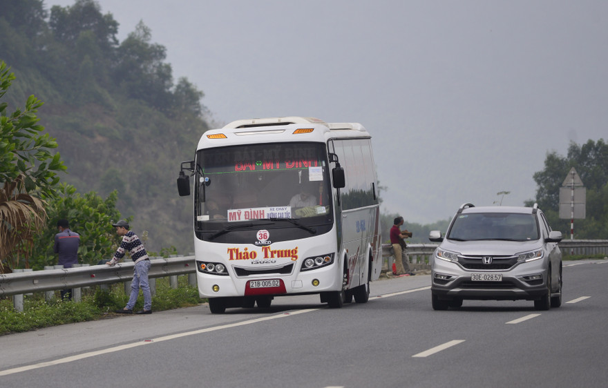 “Nhộn nhịp” bắt khách trên cao tốc Nội Bài - Lào Cai