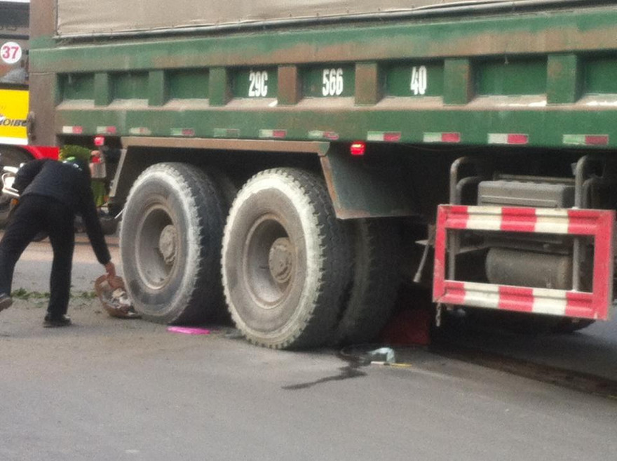 Người phụ nữ gãy gập đôi chân dưới bánh xe “hổ vồ” 