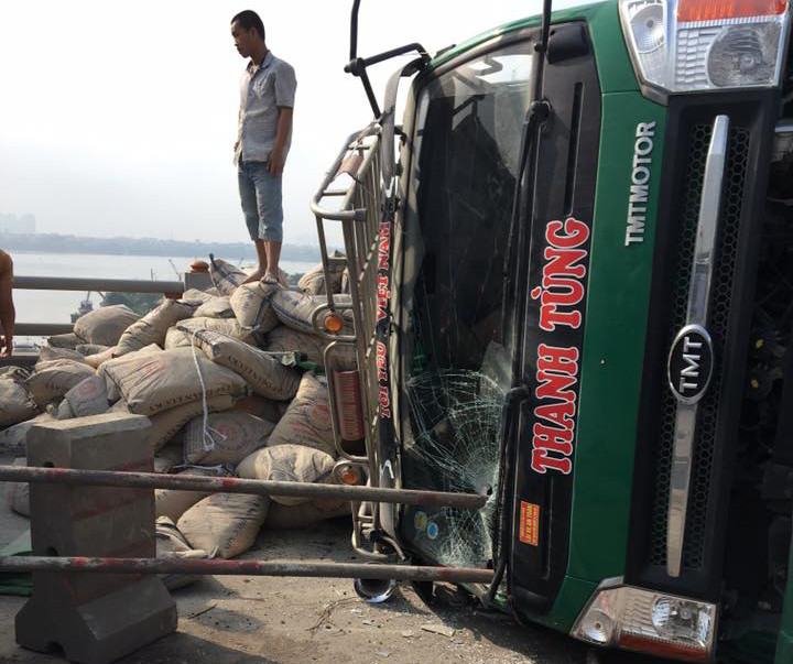 Xe tải lật nghiêng, cầu Thanh Trì ùn tắc dài