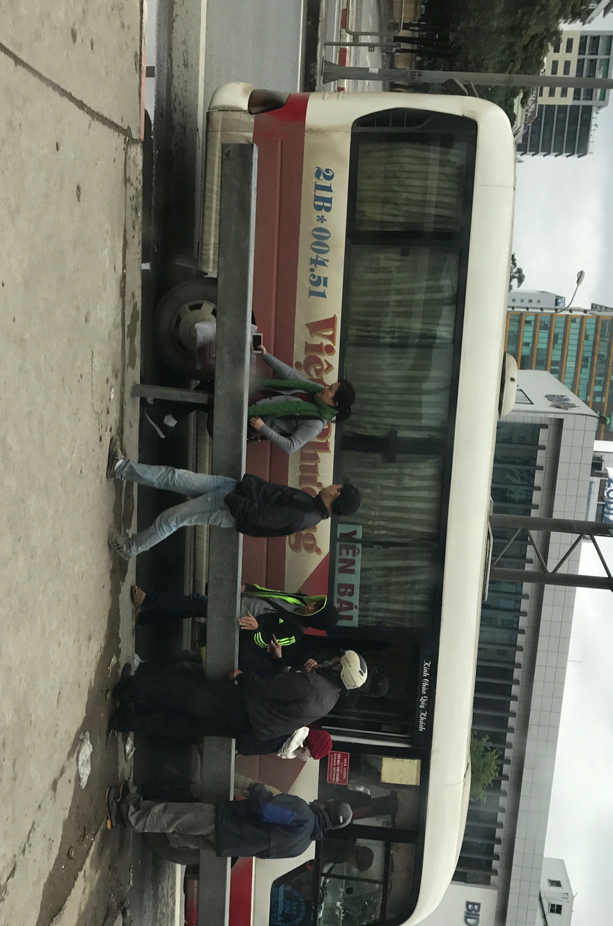 Phớt lờ lệnh cấm, nhiều nhà xe ngang nhiên đón khách dưới lòng đường