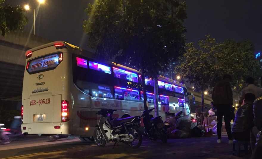 Tin mới vụ 'bến dù' đón khách dưới lòng đường Hà Nội