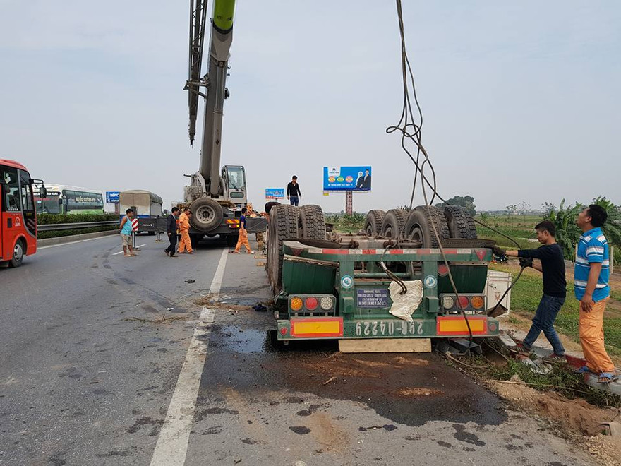 Giải cứu xe bồn chở gas lật nhào trên cao tốc Pháp Vân