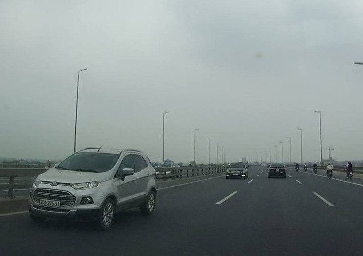 Đoàn xe rồng rắn đi ngược chiều trên cầu Nhật Tân ngày 6/4. Ảnh: Phan Việt Anh.