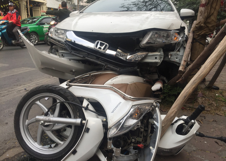 Xế hộp đâm gục xe máy trên phố ngày đầu đi làm sau Tết