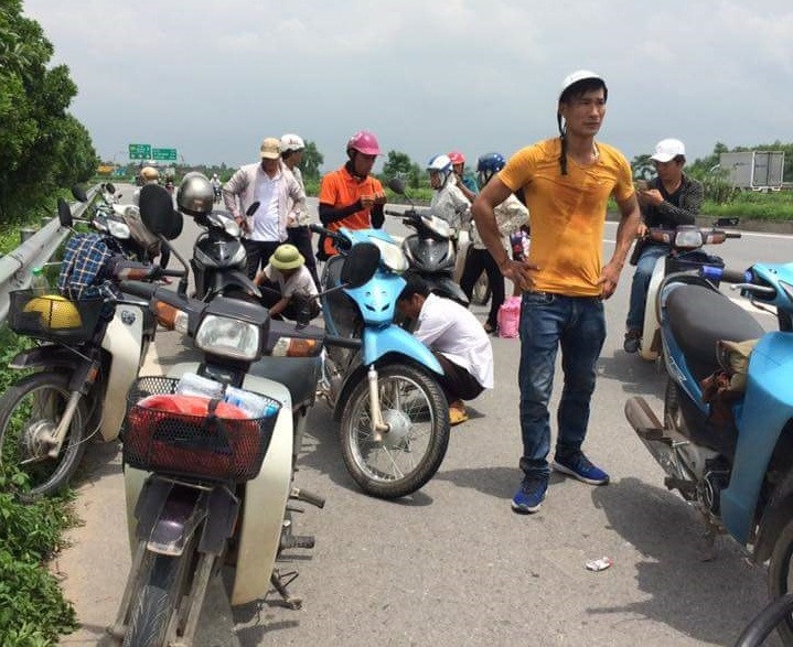 Hàng loạt phương tiện thủng săm do dính đinh.