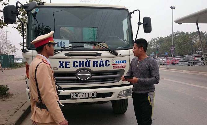 Một buổi sáng, phạt hàng chục trường hợp tranh đường buýt nhanh