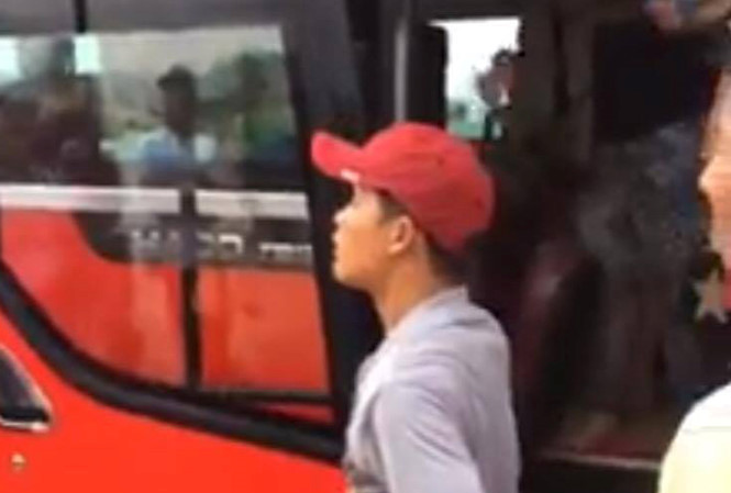 Nhân viên nhà xe có thái độ hung dữ. Ảnh cắt từ clip