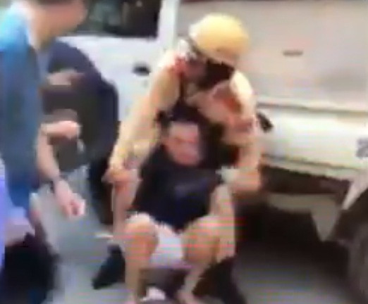 Cảnh sát khống chế tài xế bỏ chạy, gây tai nạn.