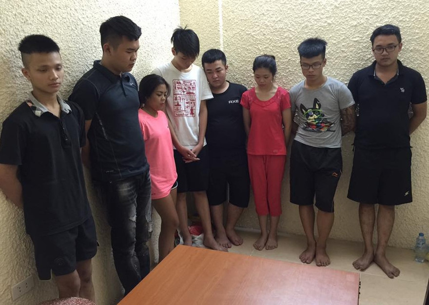 Nhóm thanh niên cổ vũ đua xe tại cơ quan công an.