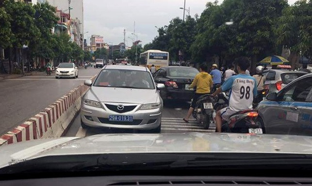 Hình ảnh xe biển xanh đi ngược chiều.