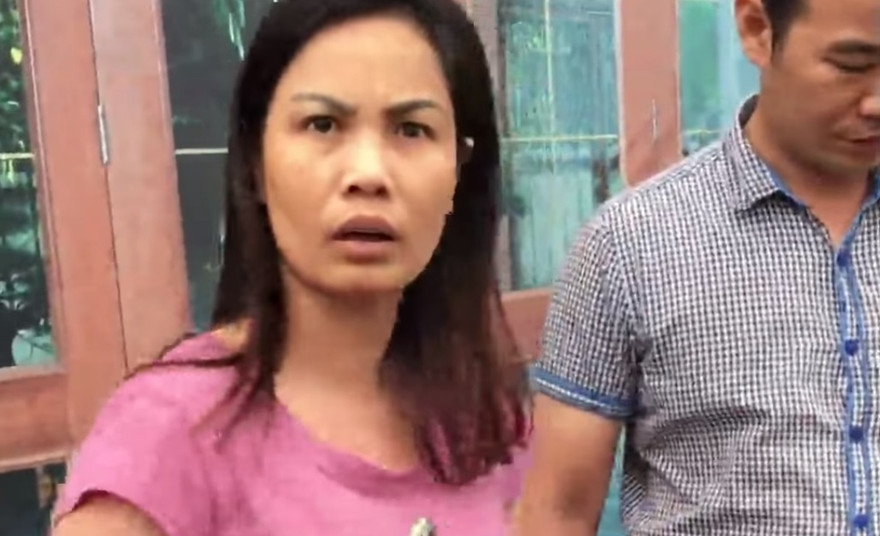 Người phụ nữ lăng mạ cảnh sát.