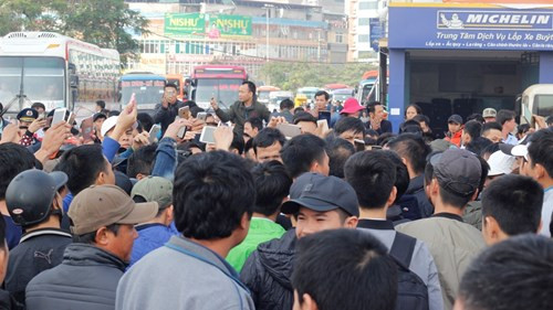 Đứng bờ vực phá sản, gần 30 'nhà xe' vây kín Sở GTVT Hà Nội