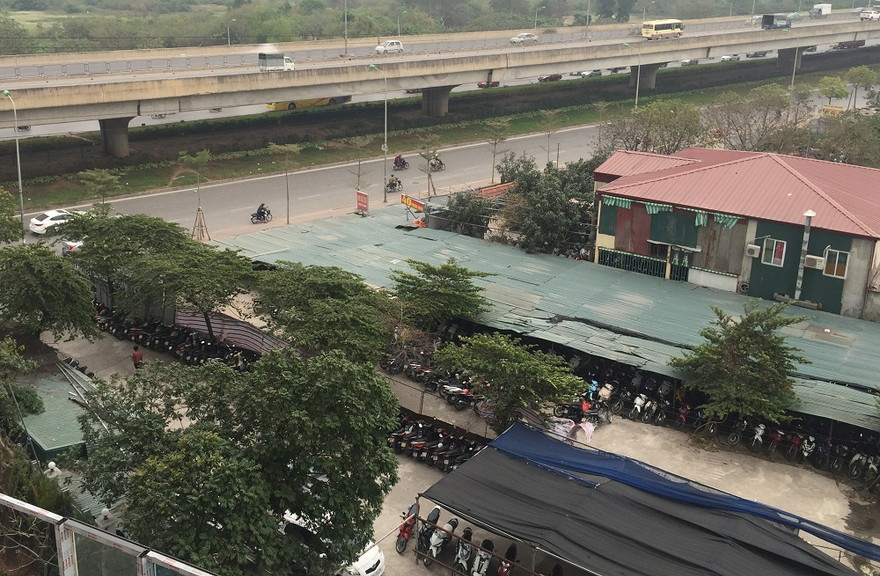 Hình ảnh bãi trông xe trái phép cạnh bến xe Mỹ Đình.