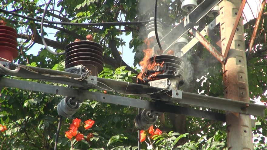 Trạm biến áp bốc cháy sau vụ nổ.